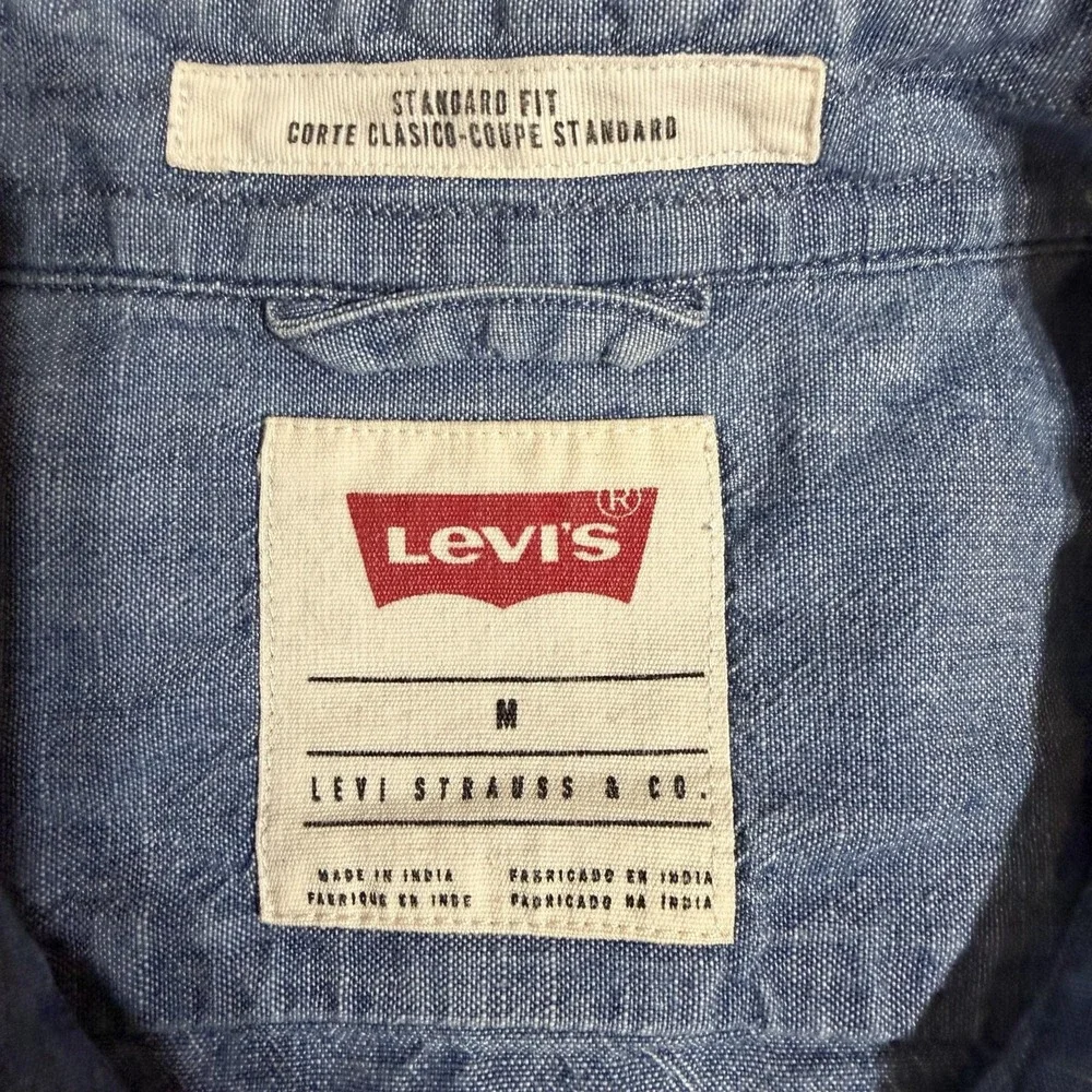 Levis Button Up Shirt Mens Medium Blue Chambray Long Sleeve Standard Fit Casual